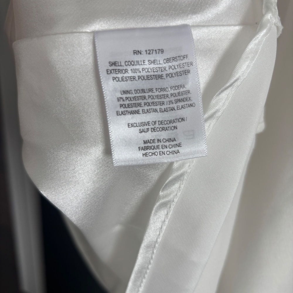 New and unused wedding dress - Picture 11 of 15